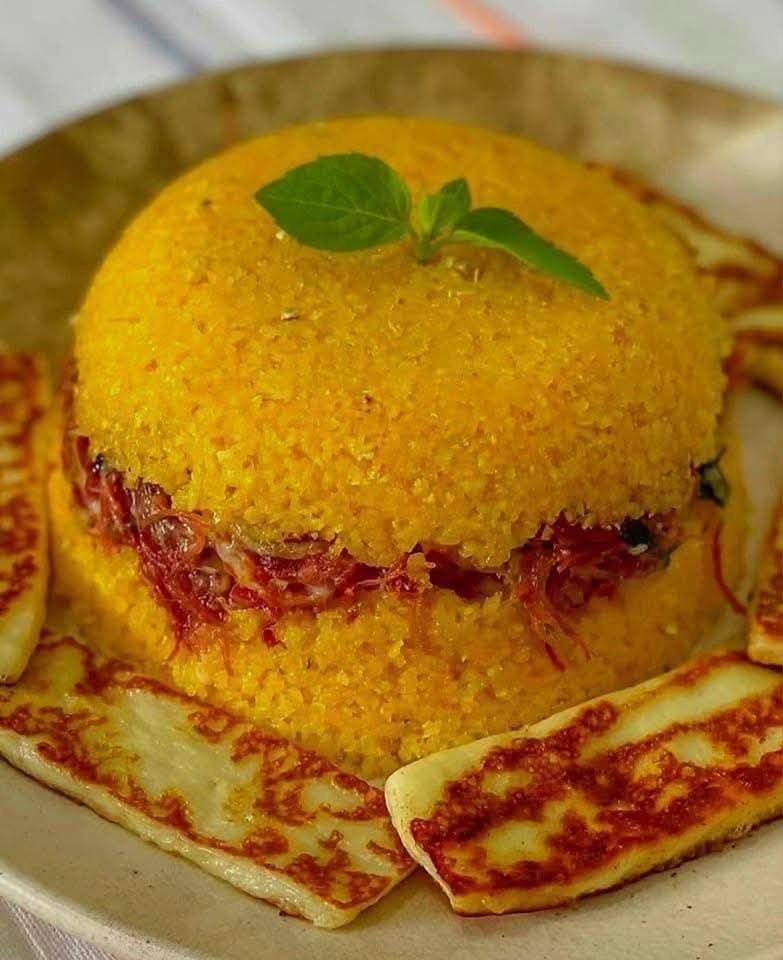 Cuscuz Nordestino Recheado com Carne Seca e Queijo Coalho