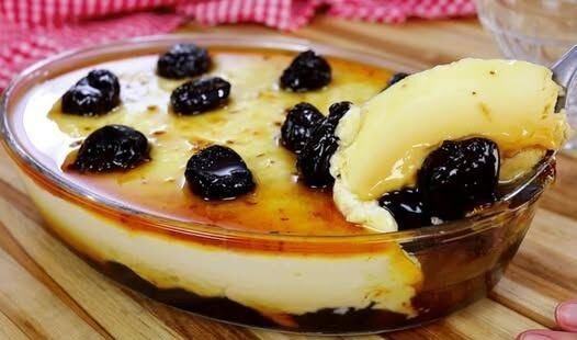 Manjar de Coco Cremoso e Firme: Receita Clássica e Calda de Ameixa